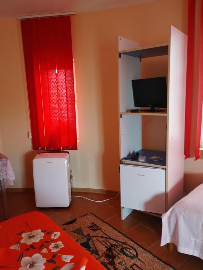מלון Douăzeci şi Trei August Casa Doina מראה חיצוני תמונה